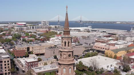 Primer-Plano-Aéreo-De-La-Torre-De-La-Cima-De-La-Iglesia-De-San-Felipe-En-Charleston,-Carolina-Del-Sur