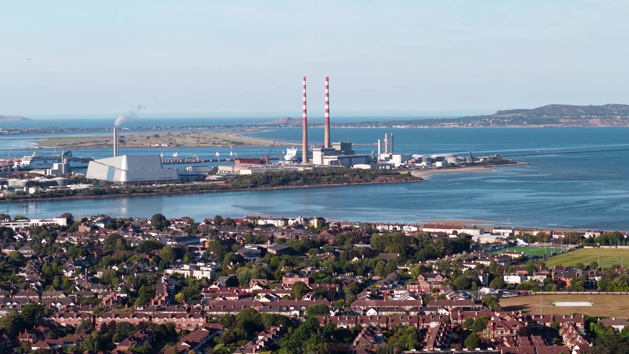 Veduta aerea panoramica della Baia di Dublino, Poolbeg Industrial e un vasto paesaggio urbano residenziale. Irlanda.
