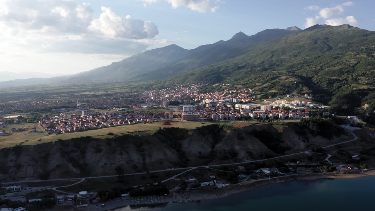 Ripresa in ascesa con drone della città di Debar sul lago artificiale del Drin Nero contro le alte montagne della natura della Macedonia del Nord