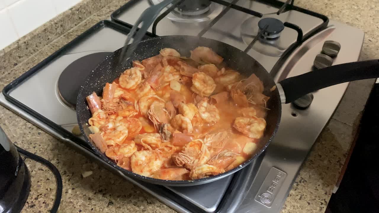 새우 그릴, 바베큐 해산물 불에 새우를 그릴에 올려 놓습니다.