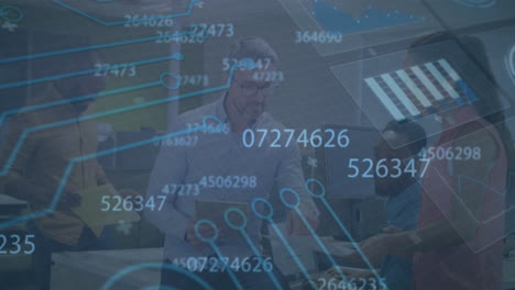 animación del procesamiento de datos sobre diversas personas de negocios que se reúnen en la oficina