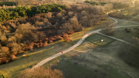 Menschen,-Die-Bei-Sonnenaufgang-Im-Präsidenten-ronald-reagan-park-In-Przymorze,-Danzig,-Polen,-Trainieren-Und-Laufen