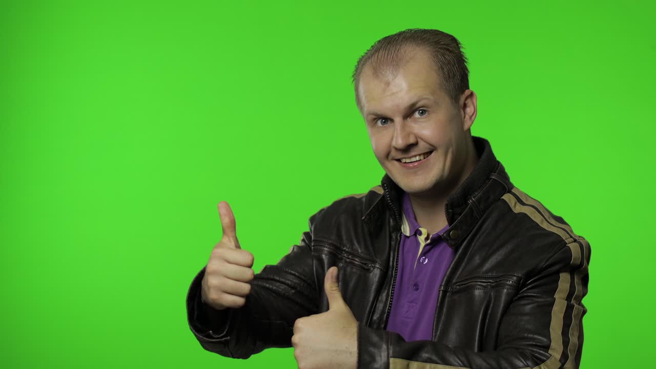 hombre rocker pidiendo suscribirse, tratando de controlar, señalando con los dedos hacia abajo.