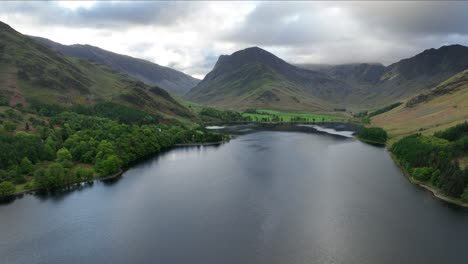 Vista-Aérea-Sobre-El-Lago-Buttermere-Hacia-El-Paso-Honister,-El-Distrito-De-Los-Lagos,-Inglaterra