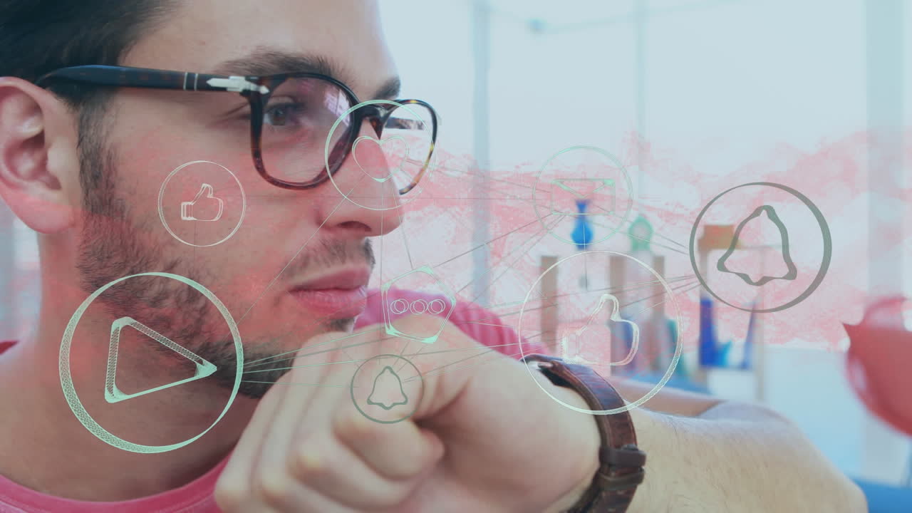animación de procesamiento de datos con red de iconos sobre hombre caucásico comprobando reloj inteligente