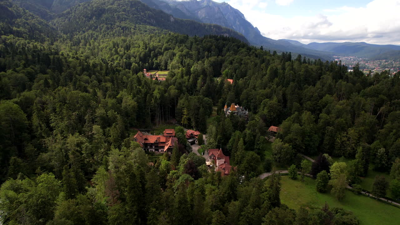 Costruzioni di castelli sui Carpazi rumeni. Vista aerea