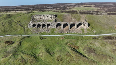 Hornos-De-Calcinación-De-Hierro-De-La-Abadía-De-Rosedale,-Tomas-Aéreas,-Parque-Nacional-De-Los-Páramos-Del-Norte-De-York,-Retírese-De-Los-Hornos-Con-Elevación