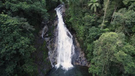 Drone-Se-Mueve-Hacia-Abajo-Frente-A-Una-Cascada