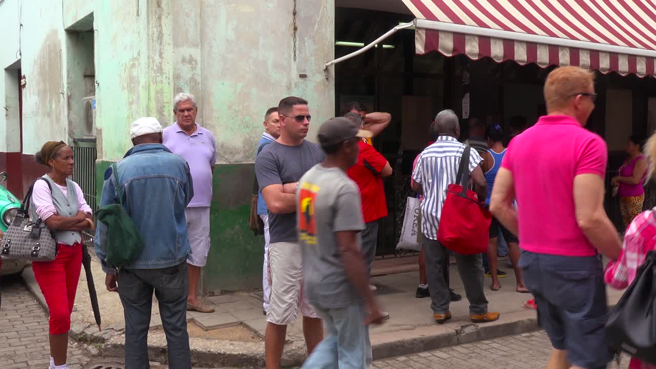 쿠바인들은 쿠바 하바나에서 기본 정부 서비스 및 제품을 위해 줄을 서서 기다립니다.
