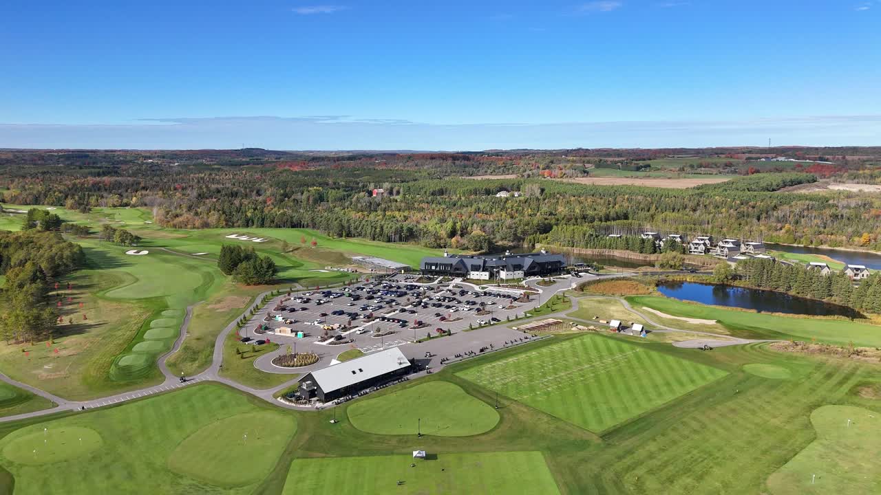 Parkplatz des TPC Toronto am Osprey Valley Golf Course in Ontario, Kanada. Luftaufnahme.