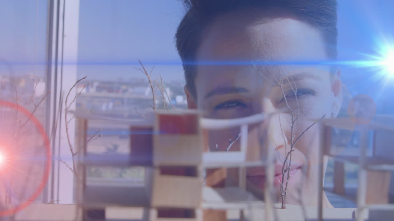 анимация синего и красного света, светящегося над женщиной-архитектором, смотрящей на архитектурную модель