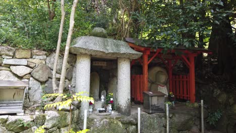 prière japonaise sanctuaire shinto autel de pierre à l'intérieur de la forêt de daimonji de kyoto