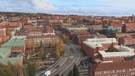 Majestuoso-Vuelo-De-Drones-Sobre-La-Ciudad-De-Ostersund-En-Suecia