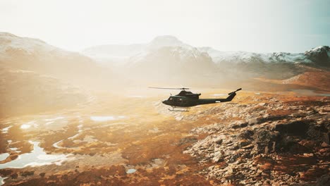 cámara lenta helicóptero de la época de la guerra de vietnam en las montañas