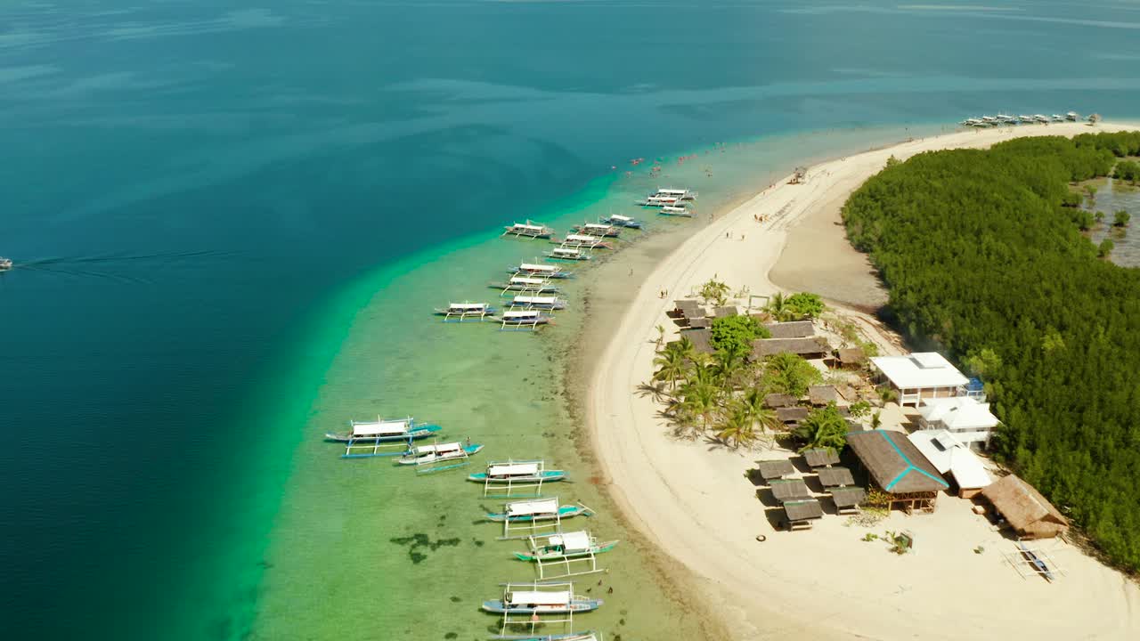 푸에르토 프린세사 섬, 팔라완 해변에 많은 배, 관광 경로, 홀다 만에서 섬 점프 투어