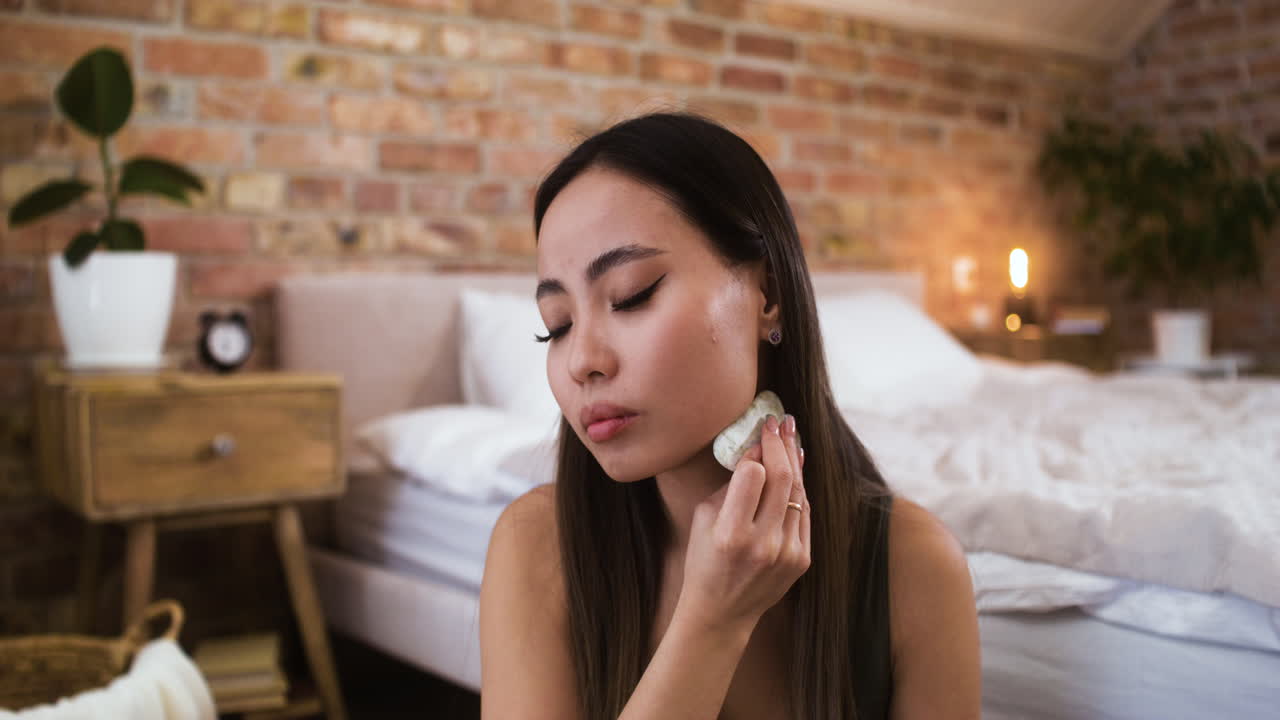 mujer en el dormitorio