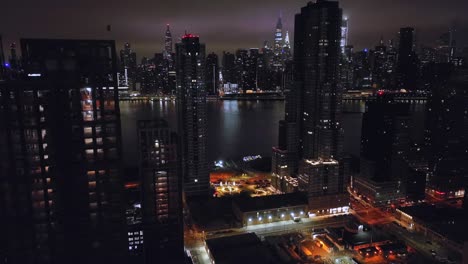 Una-Vista-Aérea-Del-Lado-Este-De-La-Ciudad-De-Nueva-York-Por-La-Noche-Desde-Long-Island-City.