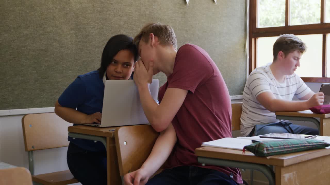 adolescentes en un aula de escuela