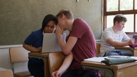 adolescentes en un aula de escuela