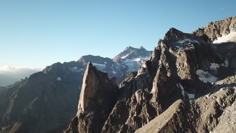 Sunrise-view-of-rocky-peaks-in-the-alps,-Switzerland