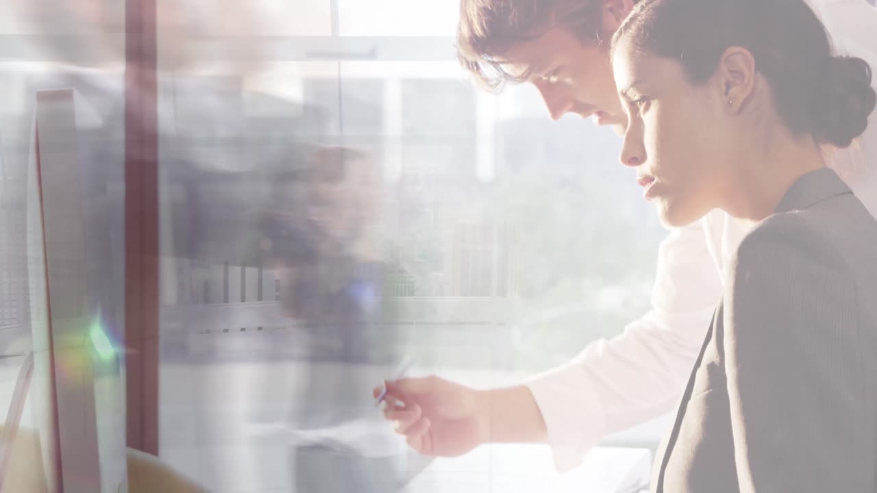 걸어다니는 사람들과 도시 풍경 위에 사무실에서 다양한 사업가들의 애니메이션