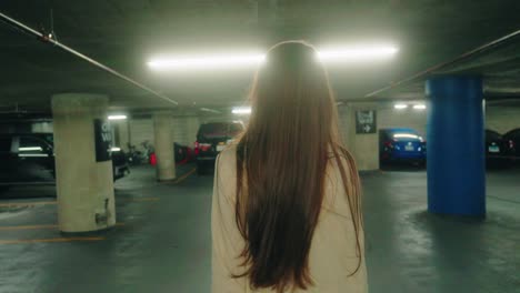 retrato de video de una triste, deprimida y ansiosa chica caucásica en un garaje de estacionamiento con un cartel de ascensor detrás