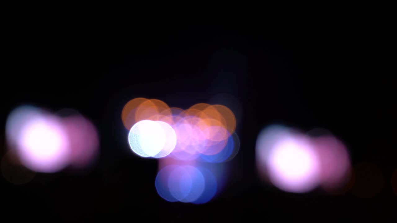 tráfico de bokeh borroso en la carretera por la noche en una gran ciudad,
