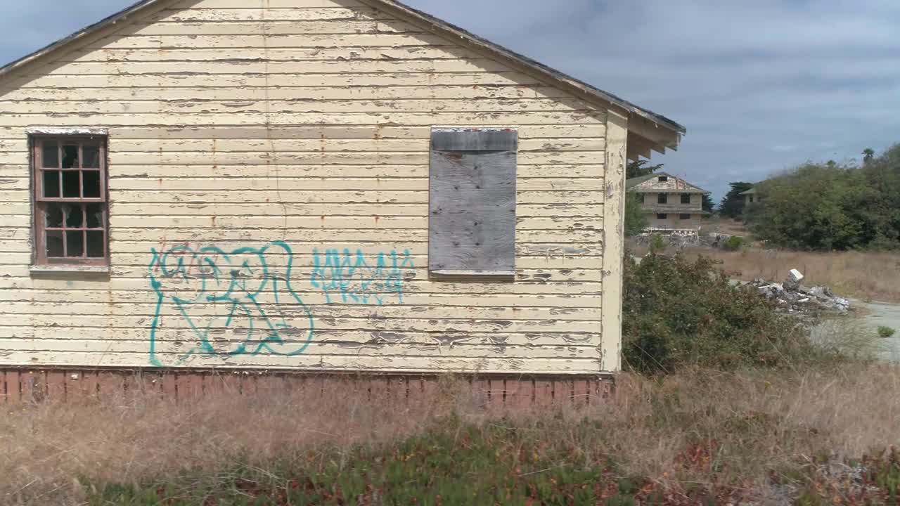 toma aérea de los cuarteles de la base militar abandonada, fort ord cerca de monterrey california