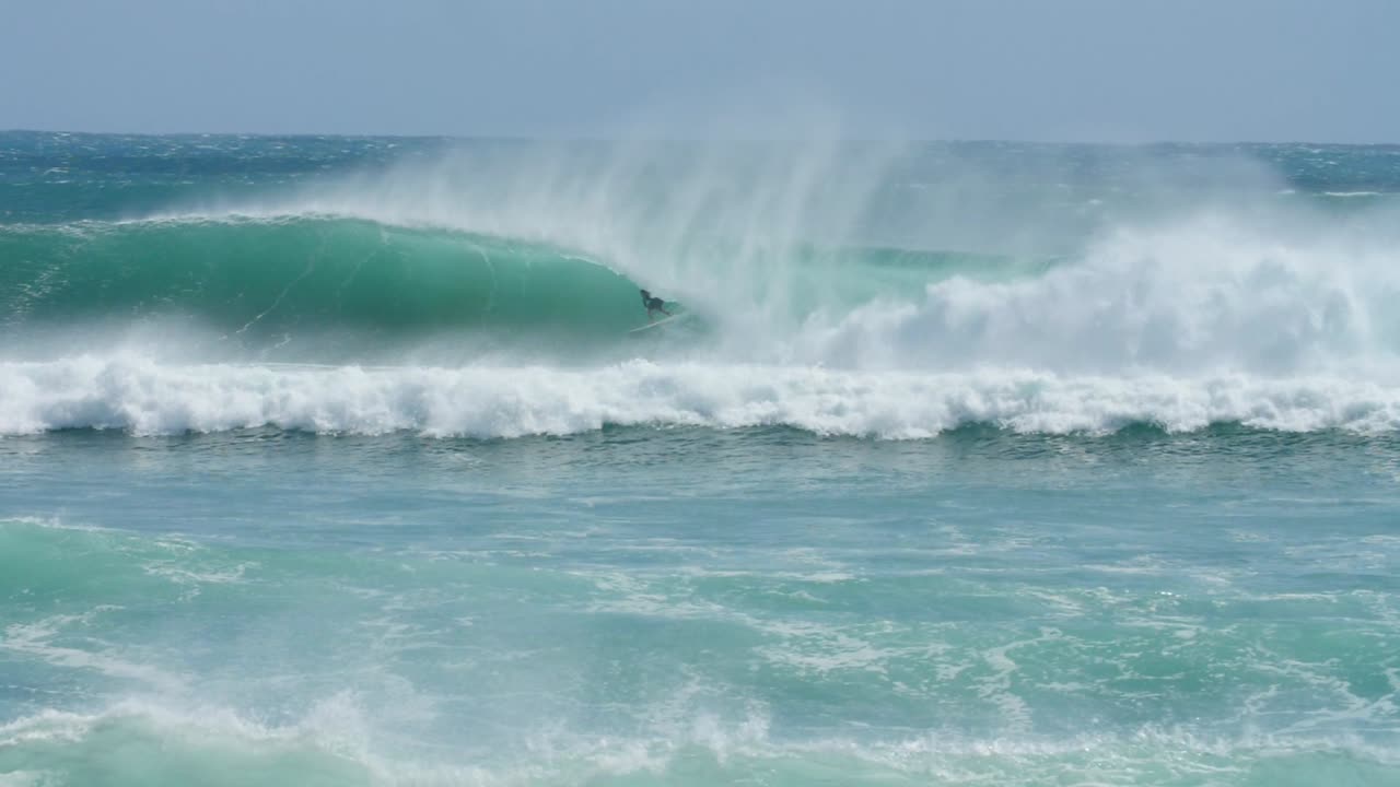 surfista montando el barril perfecto en el ciclón oma, australia