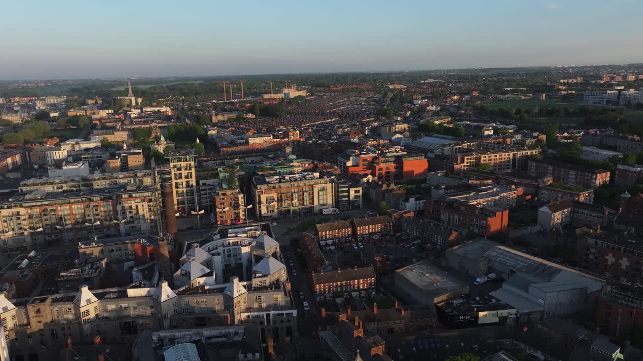 Incredibili filmati aerei cinematografici 4K che catturano la magica alba dell'ora d'oro su Smithfield, Dublino, Irlanda_26