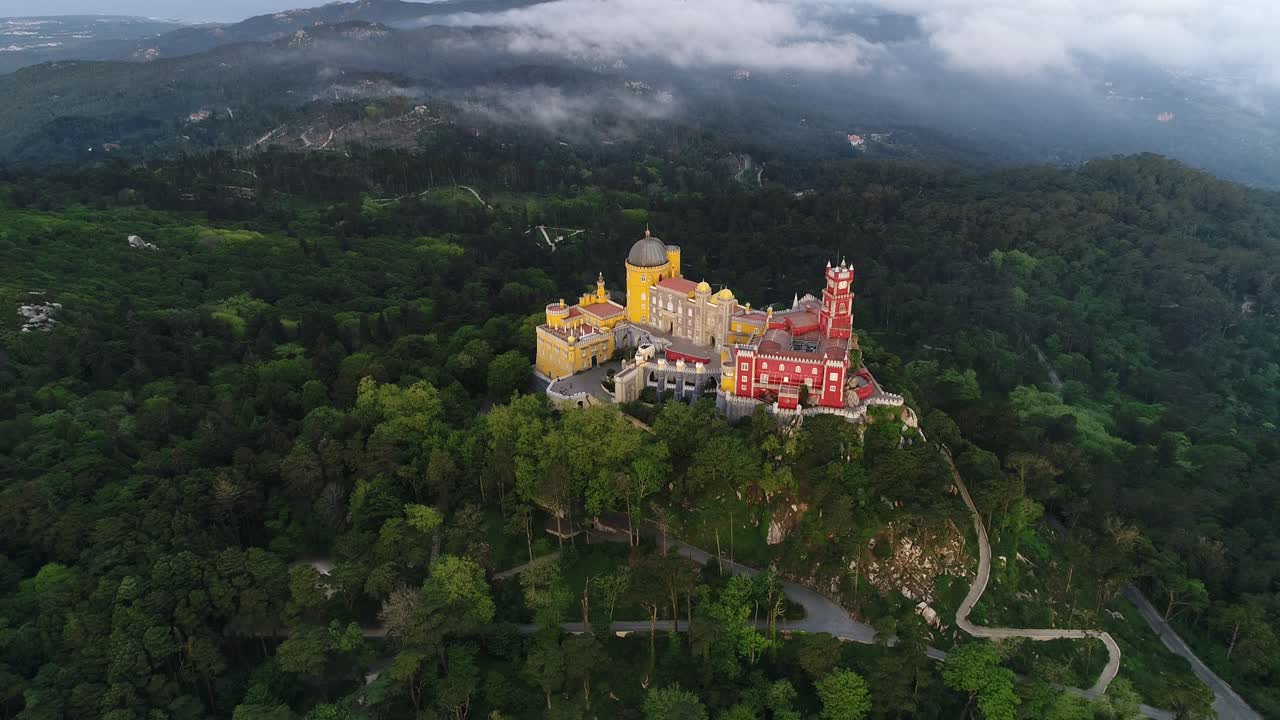 Luchtfoto van het kleurrijke Nationaal Paleis van Pena.