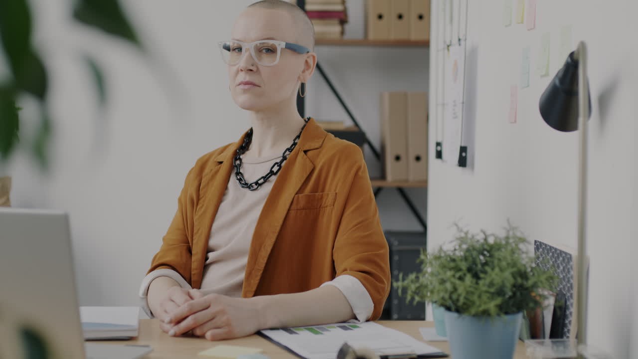 mujer en un entorno de oficina