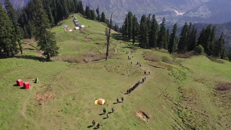 excursionistas caminando por un sendero en la ladera de sar pass - toma aérea