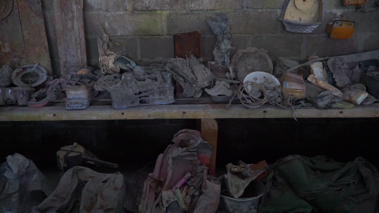 화산 폭발 재해 때 부서지고 녹은 가전 제품이 뜨거운 구름에 노출되었습니다.