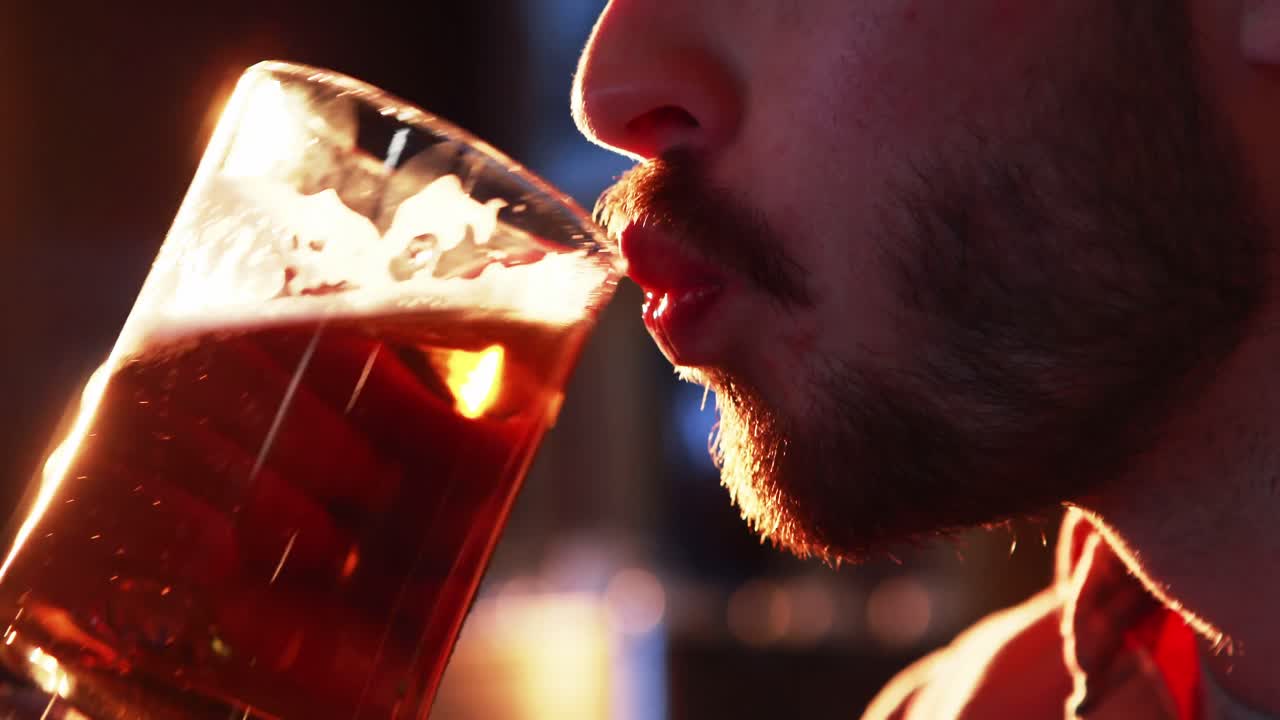 primer plano de un hombre bebiendo cerveza