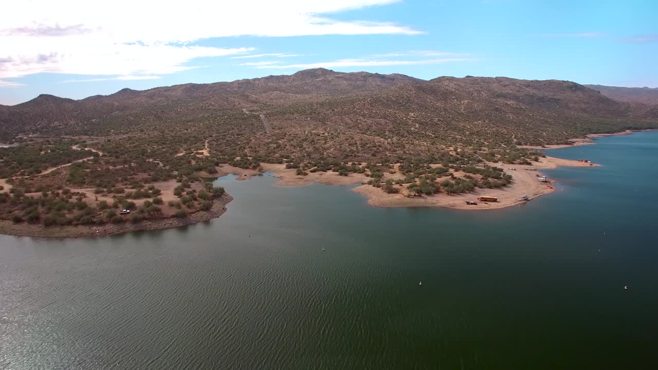Imagens de drone da Margem Norte do Lago Bartlett, Arizona.