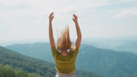 Elegante-Frau-Hebt-Die-Haare-Im-Malerischen-Bergtal-Hoch