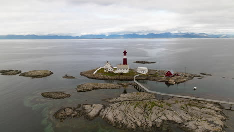 puente peatonal hacia el faro de tranoy junto al mar en hamaroy, nordland, noruega