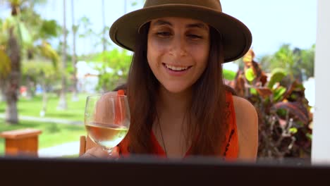 mujer joven en videoconferencia