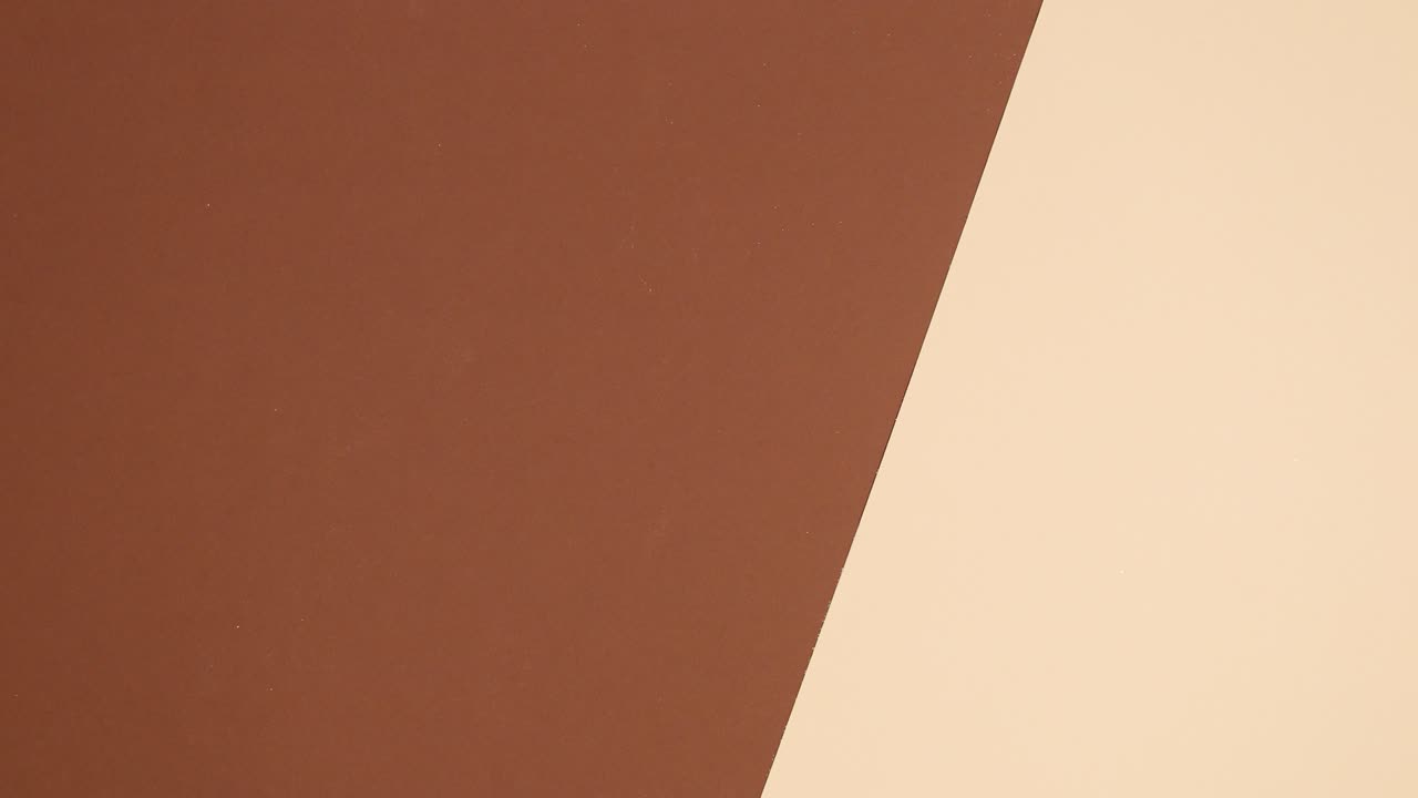 황금 복사 우주 프레임과 이스터 달은 갈색 누드 배경에 나타납니다.