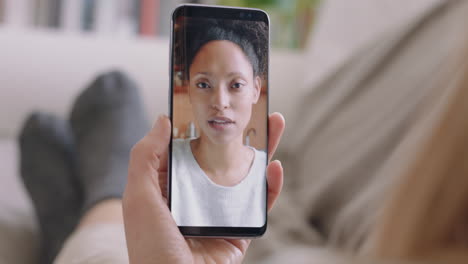 Mujer-Joven-Teniendo-Video-Chat-Usando-Un-Teléfono-Inteligente-En-Casa-Charlando-Con-Un-Amigo-Mostrando-Peinado-Compartiendo-Estilo-De-Vida-Disfrutando-De-La-Comunicación-En-Línea-En-La-Pantalla-Vertical-Del-Teléfono-Móvil-4k