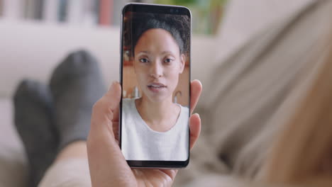 mujer joven teniendo chat de video usando teléfono inteligente en casa hablando con un amigo mostrando peinado compartiendo estilo de vida disfrutando de la comunicación en línea en teléfono móvil pantalla vertical 4k