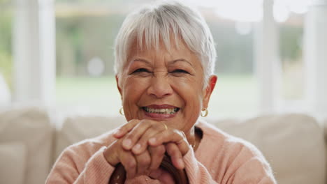 Senior,-Mujer-Y-Rostro-Con-Una-Sonrisa-En-Un-Bastón.