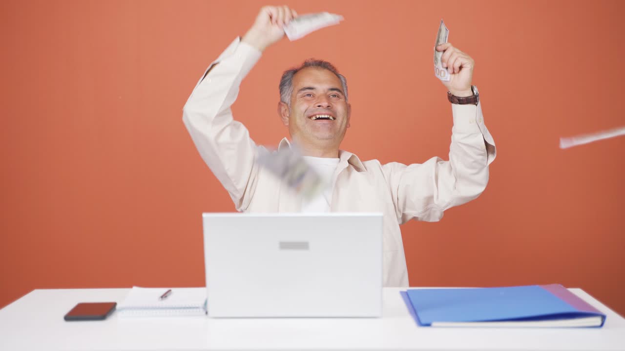 은행권을 배포하고 공중에 던지는 사람.