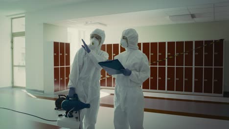 vídeo de inspección y desinfección del edificio por parte de trabajadores profesionales