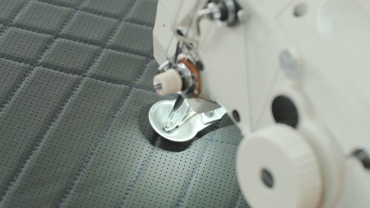 네트워크 서비스: 네트워크 엔지니어 관리자가 데이터 센터의 서버 하드웨어 장비를 확인합니다.