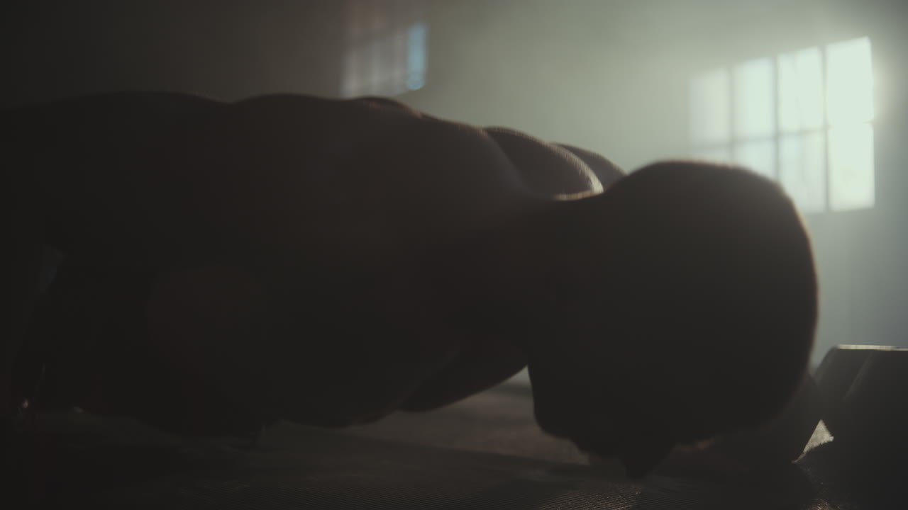 Uomo che fa flessioni in palestra