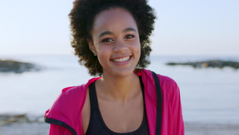 Cara,-Playa-Y-Mujer-Negra-Feliz-De-Vacaciones