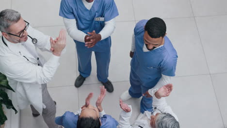 vista de arriba, trabajo en equipo o manos de médicos