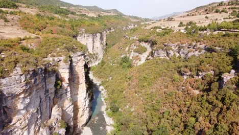 cañón del río osum en albania - antena del paisaje natural escénico